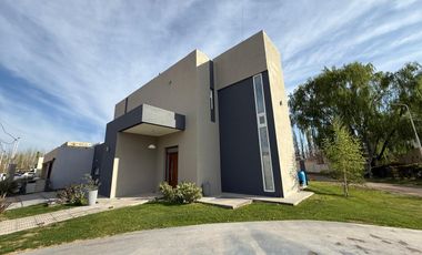 Venta Casa Gerencial 3 Dorm Barrio Santa Angela III, Centenario, Neuquén