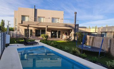 Venta Casa Gerencial 3 Dorm Barrio Santa Angela III, Centenario, Neuquén