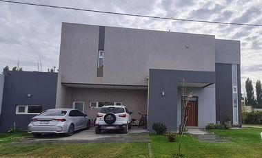 Venta Casa Gerencial 3 Dorm Barrio Santa Angela III, Centenario, Neuquén