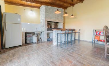 665 entre 16 y 17 Sicardi, casa con piscina en VENTA