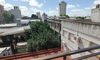 Departamento en Venta de 3 ambientes, balcón y lavadero. Pleno Centro Zarate