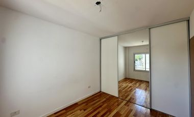 Departamento en Venta, 2 ambientes, balcón al frente con parrilla. Pleno Centro Zarate