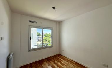 Departamento en Venta, 2 ambientes, balcón al frente con parrilla. Pleno Centro Zarate