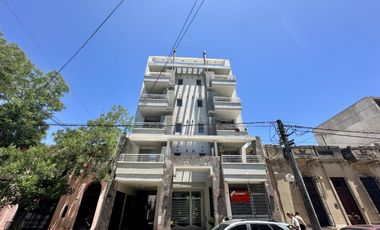 Departamento en Venta, 2 ambientes, balcón al frente con parrilla. Pleno Centro Zarate