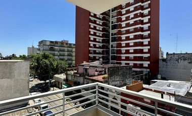 Departamento en Venta, 2 ambientes, balcón al frente con parrilla. Pleno Centro Zarate