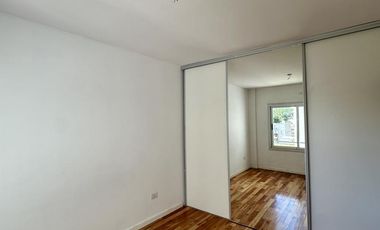 Departamento en Venta, 2 ambientes, balcón al frente con parrilla. Pleno Centro Zarate
