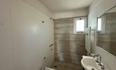 Departamento en Venta, 2 ambientes, balcón al frente con parrilla. Pleno Centro Zarate