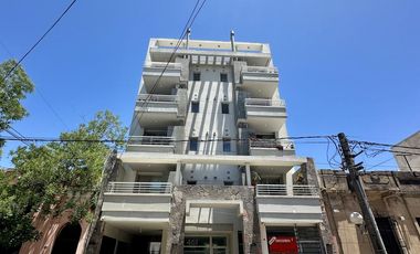 Departamento en Venta, 2 ambientes, balcón al frente con parrilla. Pleno Centro Zarate