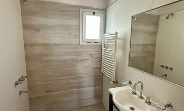Departamento en Venta, 2 ambientes, balcón al frente con parrilla. Pleno Centro Zarate