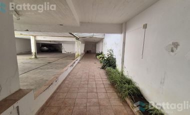 Tres ambientes con cochera cubierta a metros del mar