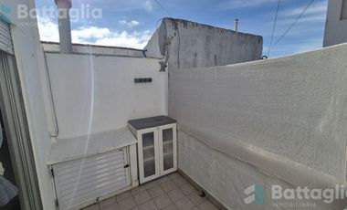 Tres ambientes con cochera cubierta a metros del mar