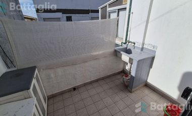 Tres ambientes con cochera cubierta a metros del mar