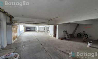 Tres ambientes con cochera cubierta a metros del mar