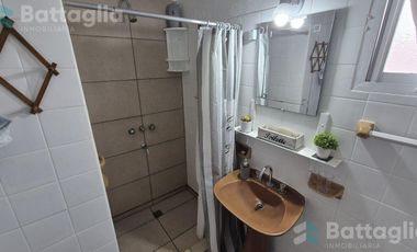 Tres ambientes con cochera cubierta a metros del mar