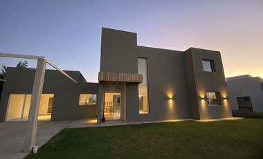 Casa en barrio cerrado