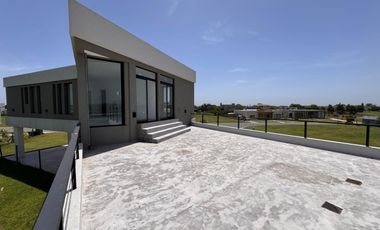 Casa en venta en rotonda con vista a la laguna | Área 11, San Sebastián, Loma Verde, Zelaya, Escobar