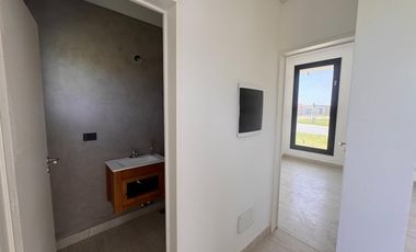 Casa en venta en rotonda con vista a la laguna | Área 11, San Sebastián, Loma Verde, Zelaya, Escobar