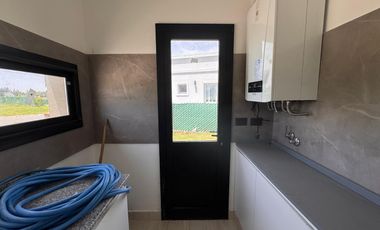Casa en venta en rotonda con vista a la laguna | Área 11, San Sebastián, Loma Verde, Zelaya, Escobar