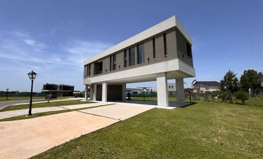 Casa en venta en rotonda con vista a la laguna | Área 11, San Sebastián, Loma Verde, Zelaya, Escobar