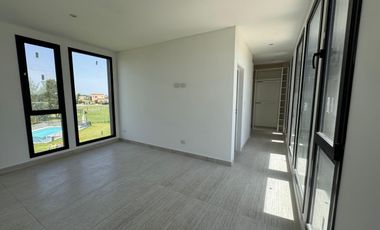 Casa en venta en rotonda con vista a la laguna | Área 11, San Sebastián, Loma Verde, Zelaya, Escobar