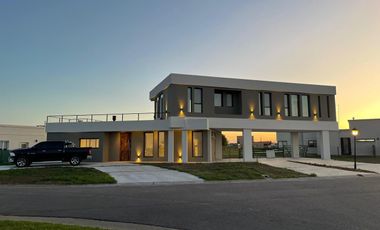 Casa en venta en rotonda con vista a la laguna | Área 11, San Sebastián, Loma Verde, Zelaya, Escobar