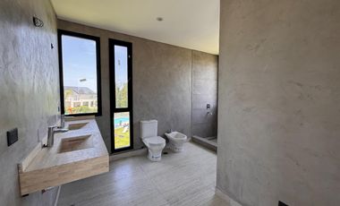Casa en venta en rotonda con vista a la laguna | Área 11, San Sebastián, Loma Verde, Zelaya, Escobar