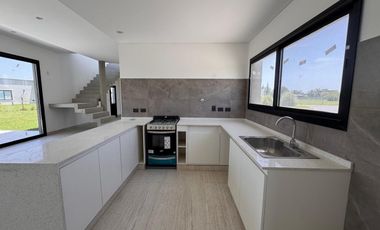 Casa en venta en rotonda con vista a la laguna | Área 11, San Sebastián, Loma Verde, Zelaya, Escobar