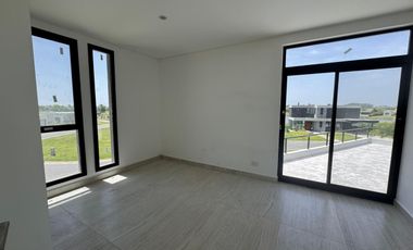 Casa en venta en rotonda con vista a la laguna | Área 11, San Sebastián, Loma Verde, Zelaya, Escobar