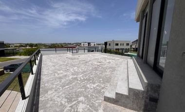 Casa en venta en rotonda con vista a la laguna | Área 11, San Sebastián, Loma Verde, Zelaya, Escobar
