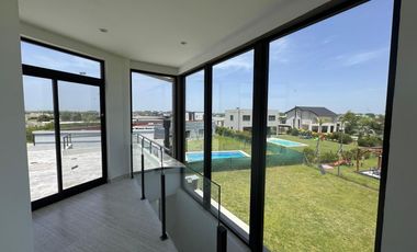 Casa en venta en rotonda con vista a la laguna | Área 11, San Sebastián, Loma Verde, Zelaya, Escobar