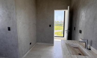 Casa en venta en rotonda con vista a la laguna | Área 11, San Sebastián, Loma Verde, Zelaya, Escobar