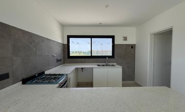 Casa en venta en rotonda con vista a la laguna | Área 11, San Sebastián, Loma Verde, Zelaya, Escobar