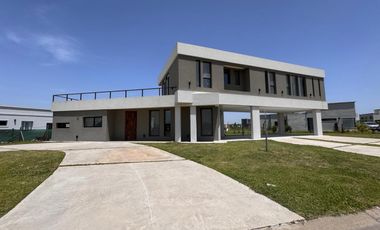 Casa en venta en rotonda con vista a la laguna | Área 11, San Sebastián, Loma Verde, Zelaya, Escobar
