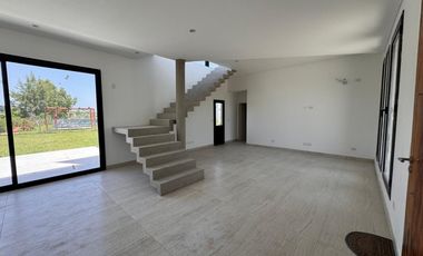 Casa en venta en rotonda con vista a la laguna | Área 11, San Sebastián, Loma Verde, Zelaya, Escobar
