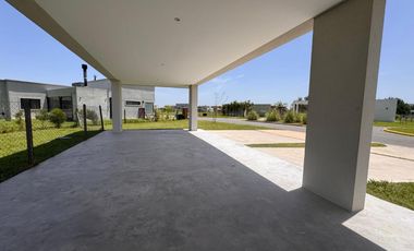 Casa en venta en rotonda con vista a la laguna | Área 11, San Sebastián, Loma Verde, Zelaya, Escobar