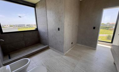 Casa en venta en rotonda con vista a la laguna | Área 11, San Sebastián, Loma Verde, Zelaya, Escobar
