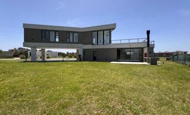 Casa en venta en rotonda con vista a la laguna | Área 11, San Sebastián, Loma Verde, Zelaya, Escobar