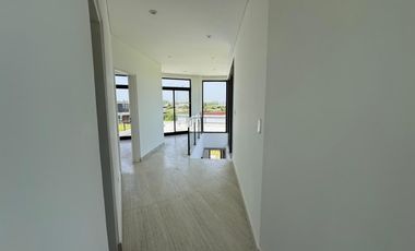 Casa en venta en rotonda con vista a la laguna | Área 11, San Sebastián, Loma Verde, Zelaya, Escobar