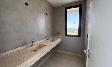 Casa en venta en rotonda con vista a la laguna | Área 11, San Sebastián, Loma Verde, Zelaya, Escobar