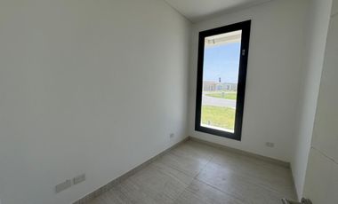 Casa en venta en rotonda con vista a la laguna | Área 11, San Sebastián, Loma Verde, Zelaya, Escobar