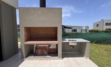 Casa en venta en rotonda con vista a la laguna | Área 11, San Sebastián, Loma Verde, Zelaya, Escobar