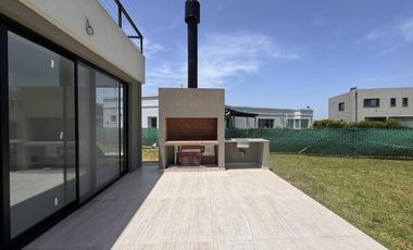 Casa en venta en rotonda con vista a la laguna | Área 11, San Sebastián, Loma Verde, Zelaya, Escobar