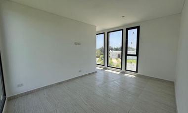 Casa en venta en rotonda con vista a la laguna | Área 11, San Sebastián, Loma Verde, Zelaya, Escobar