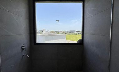 Casa en venta en rotonda con vista a la laguna | Área 11, San Sebastián, Loma Verde, Zelaya, Escobar