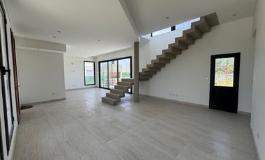 Casa en venta en rotonda con vista a la laguna | Área 11, San Sebastián, Loma Verde, Zelaya, Escobar