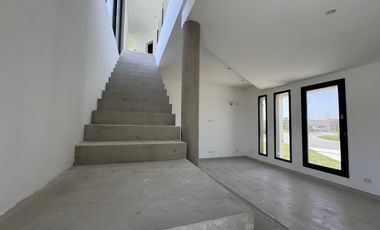 Casa en venta en rotonda con vista a la laguna | Área 11, San Sebastián, Loma Verde, Zelaya, Escobar