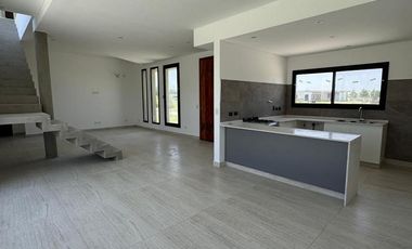 Casa en venta en rotonda con vista a la laguna | Área 11, San Sebastián, Loma Verde, Zelaya, Escobar