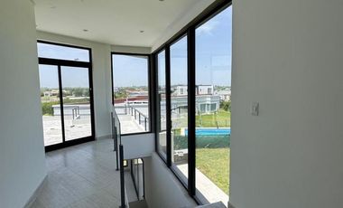 Casa en venta en rotonda con vista a la laguna | Área 11, San Sebastián, Loma Verde, Zelaya, Escobar