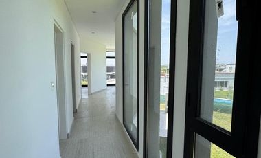 Casa en venta en rotonda con vista a la laguna | Área 11, San Sebastián, Loma Verde, Zelaya, Escobar