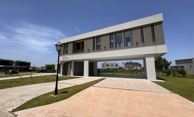 Casa en venta en rotonda con vista a la laguna | Área 11, San Sebastián, Loma Verde, Zelaya, Escobar
